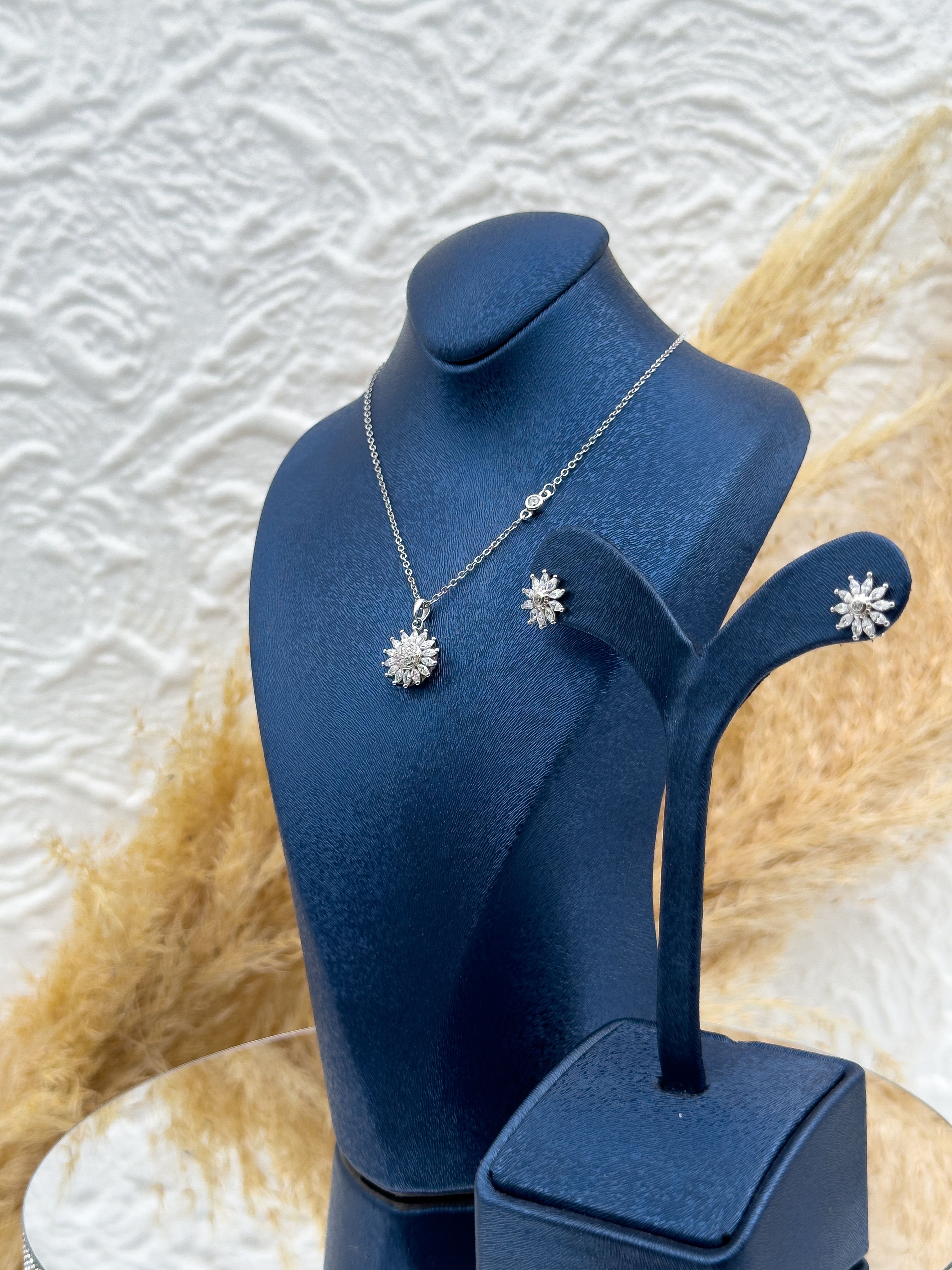 925 Ayar Gümüş Güneş Modeli Taşlı Kolye & Küpe Kadın Takı Seti